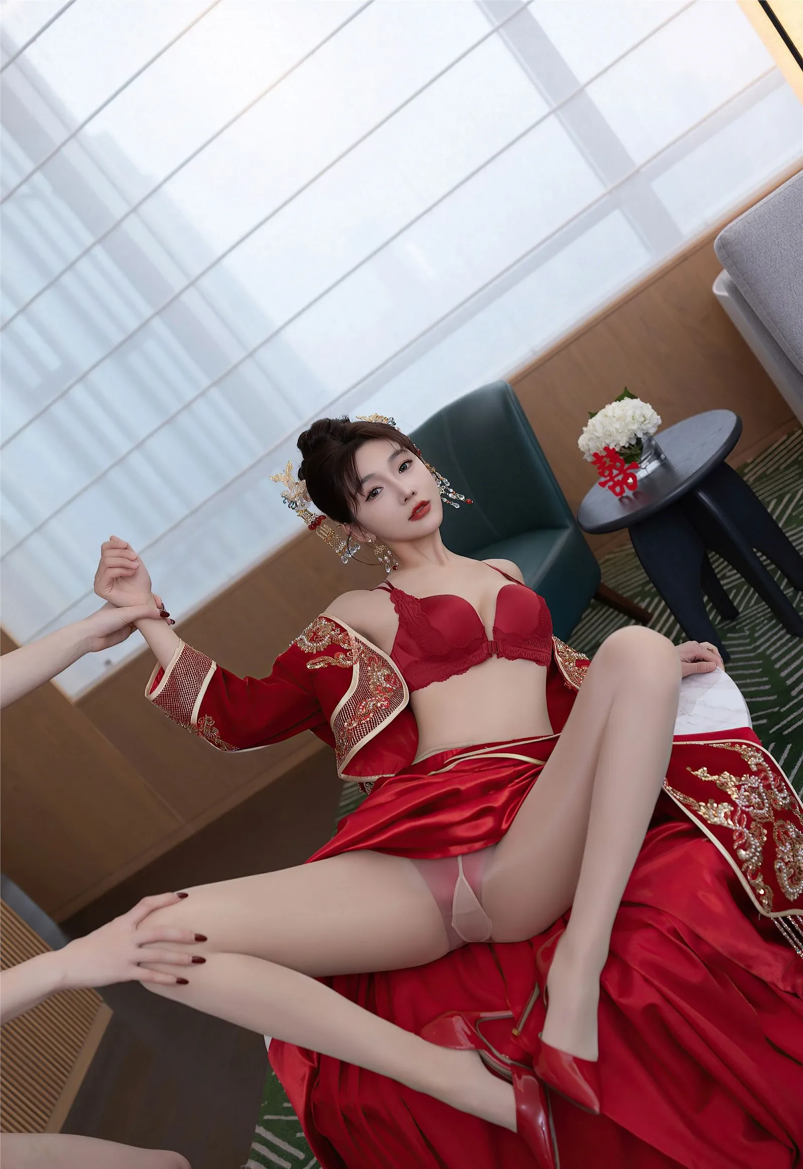 秀人网少妇陆萱萱(NO.9770) 蜜桃臀美胸全集 [83P]-黑丝袜写真